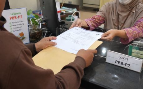 Petugas melayani warga yang mengurus balik nama SPPT PBB di kantor pelayanan pajak daerah.