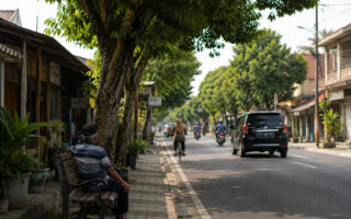 Suasana jalan kota dengan aktivitas masyarakat sebagai gambaran kehidupan publik dan pelayanan daerah