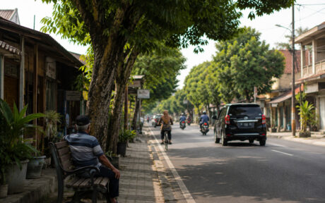 Suasana jalan kota dengan aktivitas masyarakat sebagai gambaran kehidupan publik dan pelayanan daerah